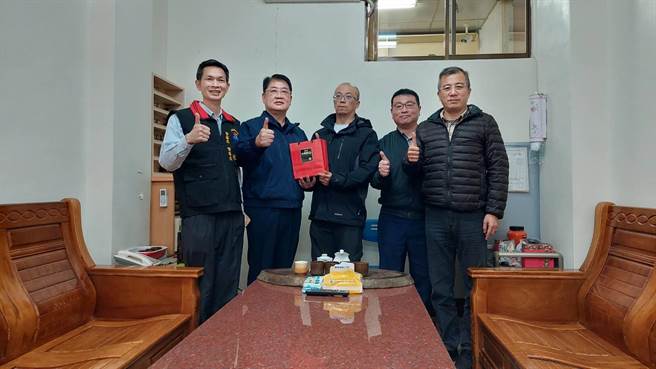 花蓮警分局警官潘繼盛（中）見義勇為救人的事蹟，獲花蓮縣警局長呂世明（左二）讚，日前赴花蓮警分局表揚，肯定他脫掉制服下班後，仍對警察工作抱有使命感。（花蓮警分局提供／羅亦晽花蓮傳真）