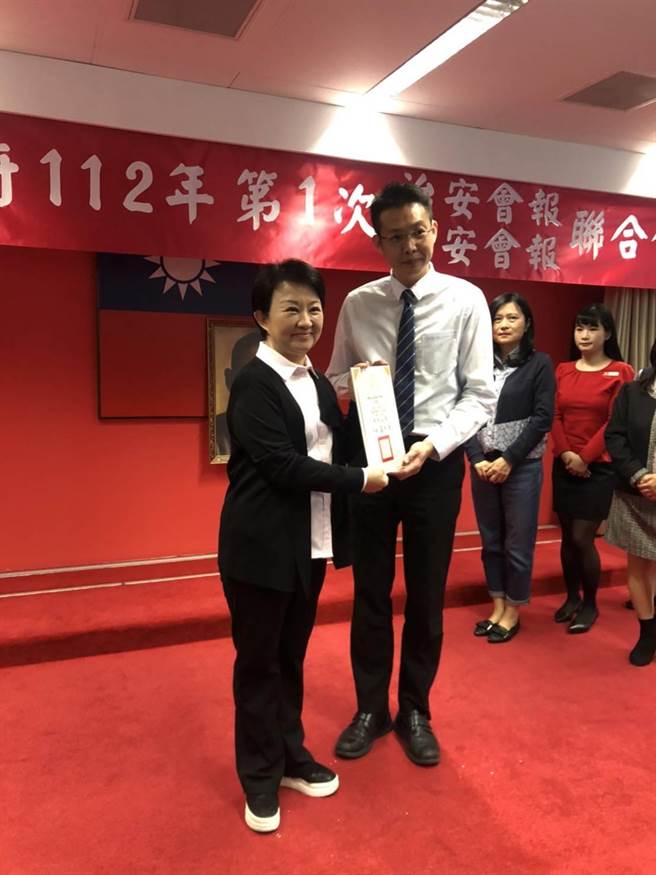 台中市长卢秀燕（左）21日亲自于治安会报公开表扬拦阻诈骗有功金融机构行员、超商店员等治安贡献有功民眾。（台中市警察局提供／张妍溱台中传真）