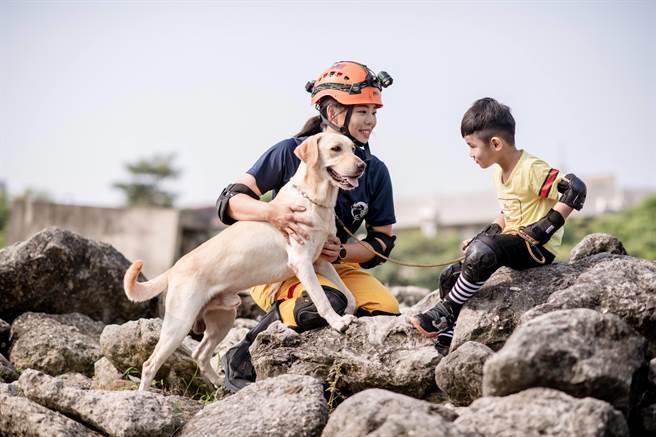 親子消防體驗營可看見常在救災行動中扮演重要角色的搜救犬亮相表演。 (義大皇家酒店提供)