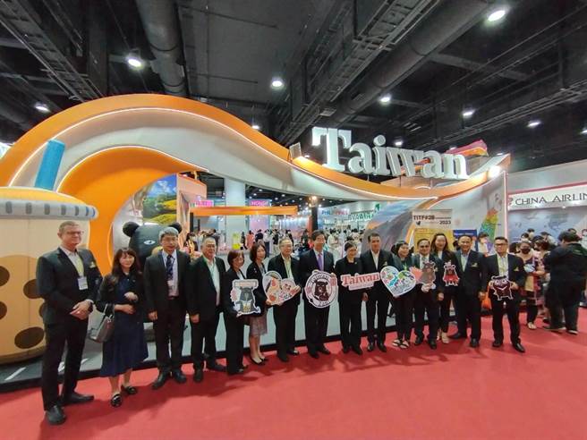 台湾代表团与泰国出境旅游协会（TTAA）于台湾馆合影。（台中市观旅局提供）