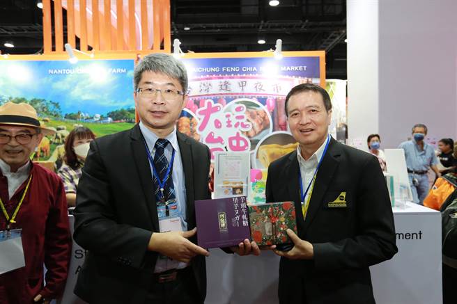 台中市观旅局致赠台中在地名产予泰国出境旅游协会会长。（台中市观旅局提供）