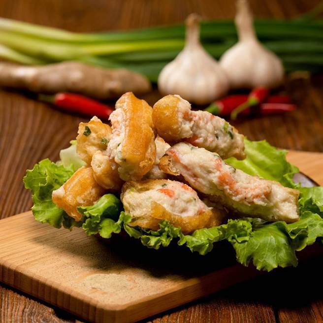 首选必买第1名为「油条虾卷」，纯手作现打花枝虾仁浆，酥脆的油条里塞入满满的馅料，揉合传统创造新鲜口感，可透过油炸或气炸锅料理。（柯宗纬翻摄）