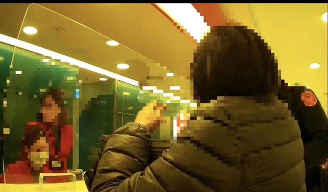 婦人聽信詐騙集團宣稱能透過代操輕鬆獲利，日前至銀行匯錢，警、行員聯手阻詐。（翻攝照片／崔正綱高雄傳真）