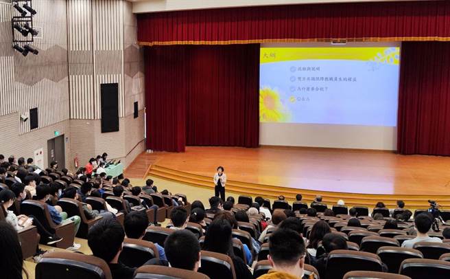 国立高雄大学21日下午对校内师生举行与国立中山大学合校的说明会。（林瑞益摄）