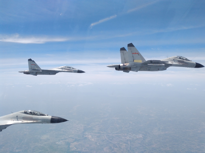 中共海军公开召募大学理工科毕业生加入海军舰载机飞行员队伍，并首次召募女性舰载机飞行员。（图／新华社）