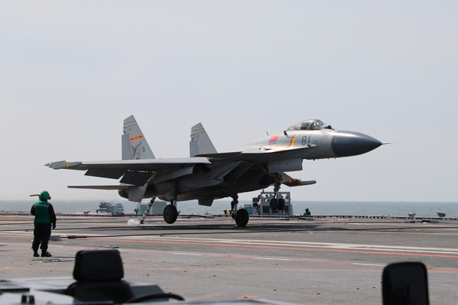 在中共航空母舰战力快速扩张之际，中共海军首次面对大陆的大学应届毕业生公开召募舰载机飞行学员。图为在陆地演练起降的共军歼-15舰载机。（图／新华社）