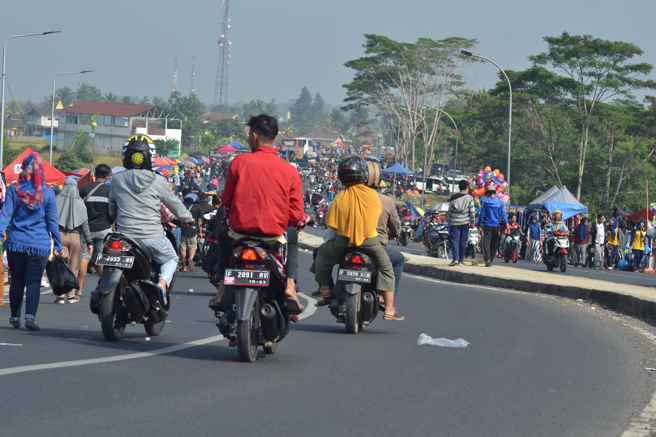 印度德里、孟买等大城街头，常有计程机车载客穿梭。（图／Shutterstock）