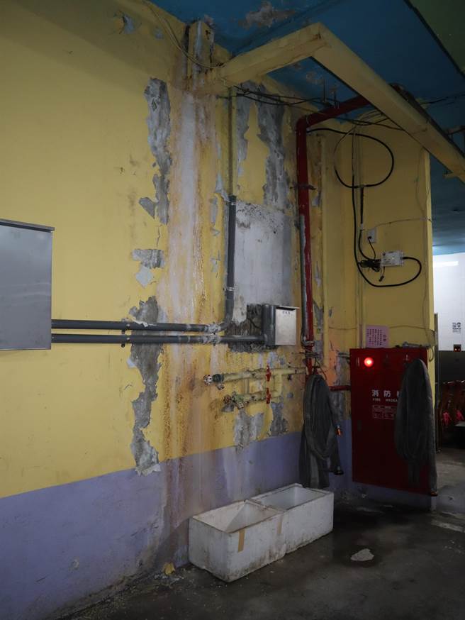 台中市丰原第一公有零售市场建筑老旧，到处充斥壁癌及漏水。（陈淑娥摄）