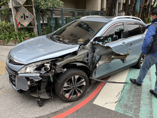 北市刑大前往五股区抓捕毒贩，开6枪仍让犯嫌逃逸，警方在新庄寻获涉案车辆。（警方提供）