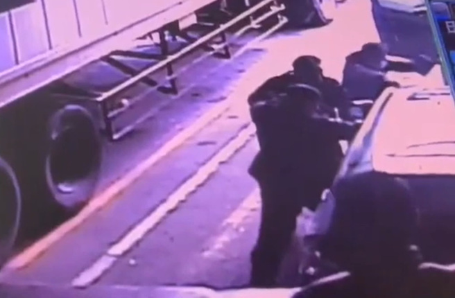 北市刑大前往五股区抓捕毒贩，开6枪仍让犯嫌逃逸。（翻摄影片）