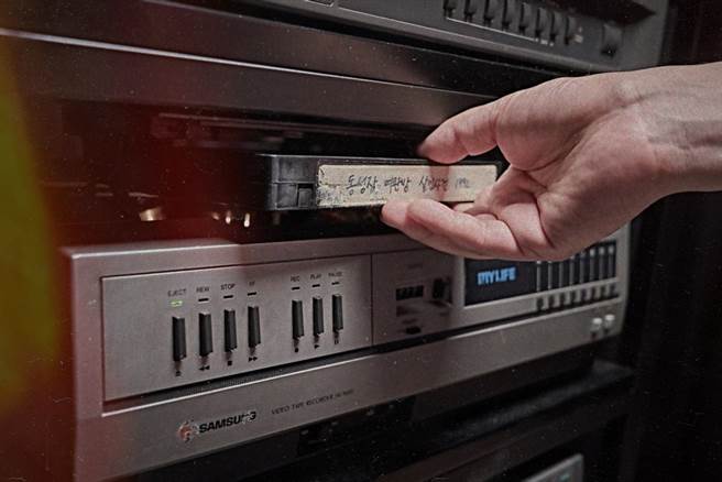 《8釐米：詛咒影帶》以寫實的拍攝剪輯手法、穿插新聞報導片段。（車庫娛樂提供）