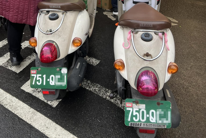 一名网友日前发现一辆与她相同车型的机车，对方车牌甚至与自己只差一数字，2个车牌数字还是连号，让她直呼太难得。（翻摄自脸书「路上观察学院」）