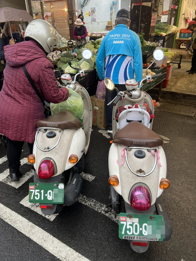 一名网友日前发现一辆与她相同车型的机车，对方车牌甚至与自己只差一数字，2个车牌数字还是连号，让她直呼太难得。（翻摄自脸书「路上观察学院」）