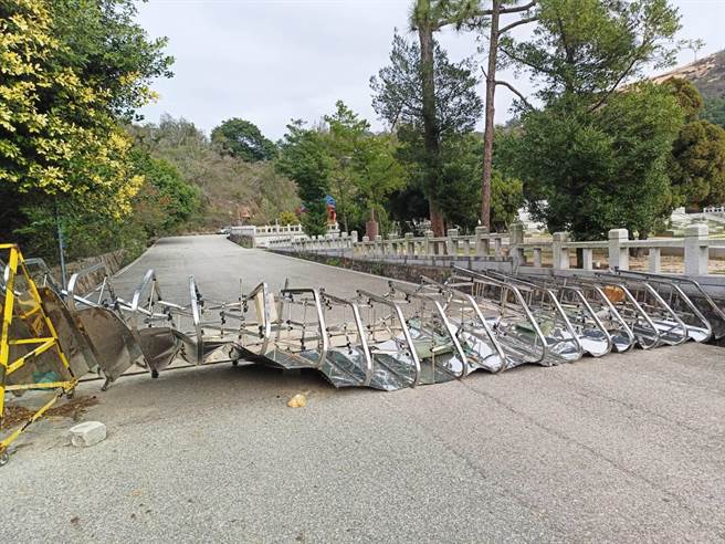 金门地区接连几日刮起强烈东北季风，连太武山下的军用铁围篱都不敌「怪风」肆虐，整排遭吹倒。(图／民眾提供)