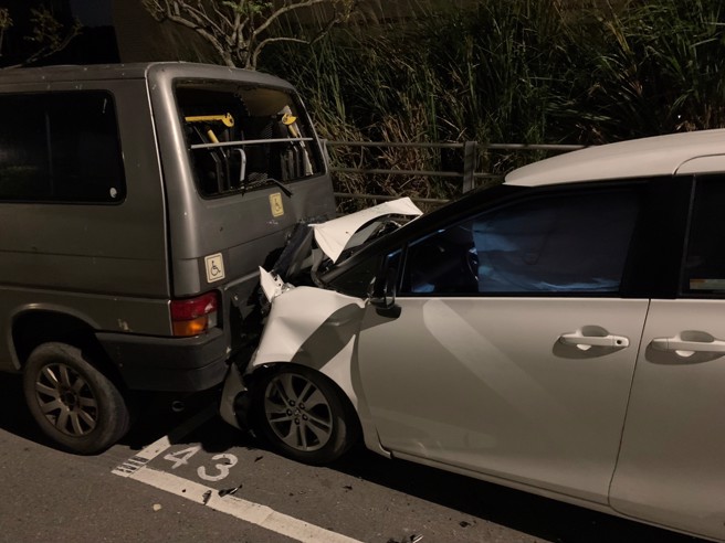 陈嫌不明原因开车自撞，警到场在事故车辆发现毒品与枪枝、弹药，随后将陈嫌移送侦办。（警方提供）