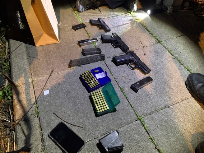 陈嫌不明原因开车自撞，警到场在事故车辆发现毒品与枪枝、弹药，随后将陈嫌移送侦办。（警方提供）