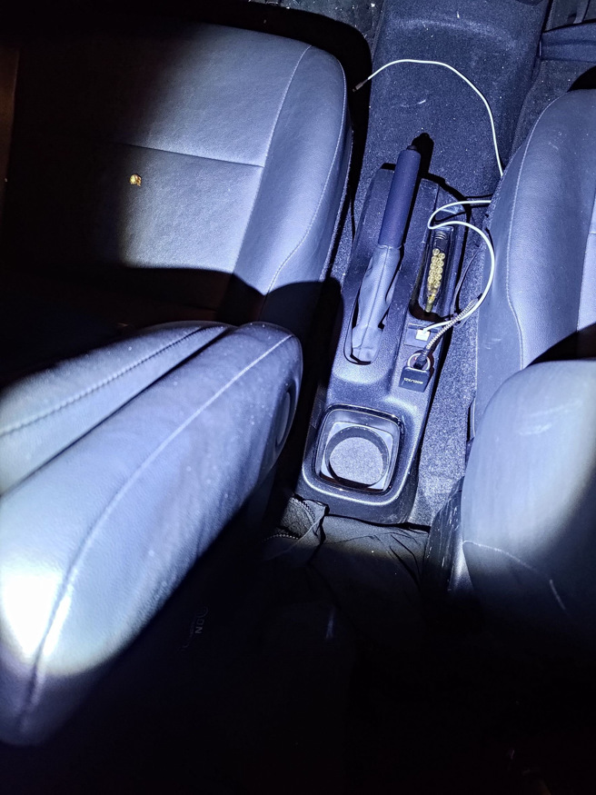 陈嫌不明原因开车自撞，警到场在事故车辆发现毒品与枪枝、弹药，随后将陈嫌移送侦办。（警方提供）