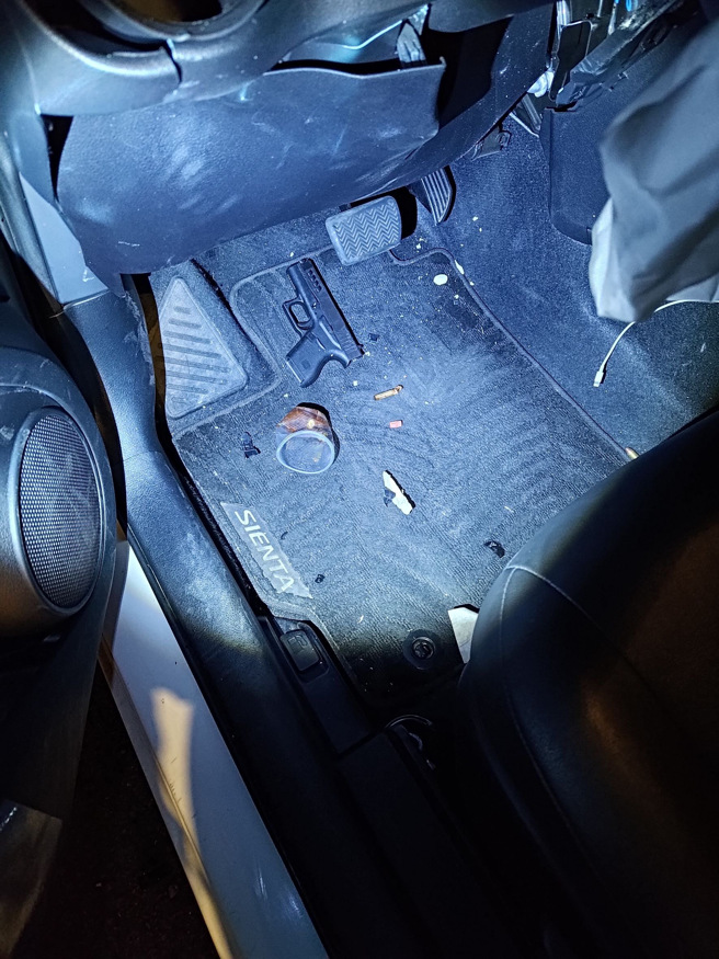 陈嫌不明原因开车自撞，警到场在事故车辆发现毒品与枪枝、弹药，随后将陈嫌移送侦办。（警方提供）