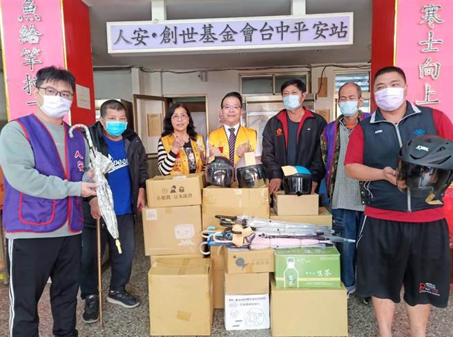 人安基金会台中平安站将中捷公司捐赠的物品发送给需要的民眾。（人安基金会提供／张亦惠台中传真）