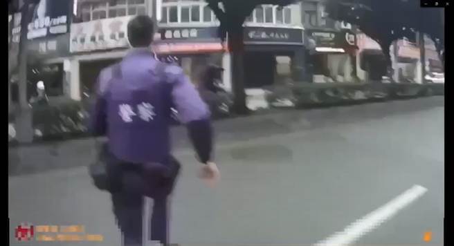 新北市傅姓男子因形跡可疑遭警方盤查，結果假冒弟弟失敗的他轉身就逃，但最後還是被警方追上逮捕。(黃敬文翻攝)