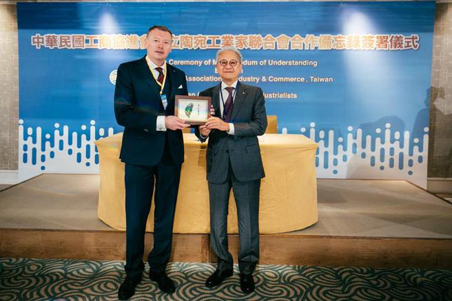 （右为吴东亮，左为LPK会长，图／工商协进会提供）