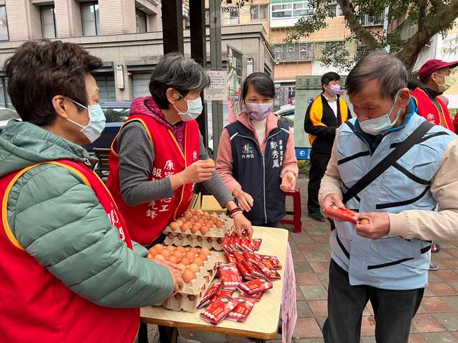 在內湖十四份土地公，康寧里長鄭秀鳳準備平安蛋送給里民，游淑慧直呼最大亮點。（圖／取自游淑慧臉書）