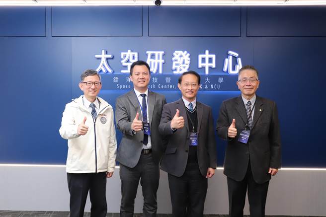 由左至右 桃园市副巿长王明鉅、镭洋科技董事长王奕翔、国家太空中心副主任余宪政、国立中央大学校长周景扬。(业者提供)