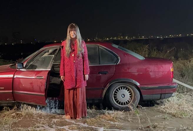 曹雅雯近来推出新专辑，挑战饰演红衣女鬼。（好闻国际事业有限公司提供）