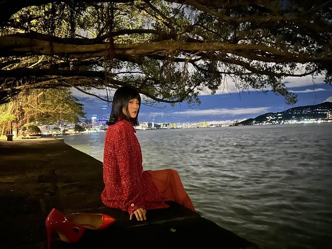 曹雅雯挑战饰演红衣女鬼。（好闻国际事业有限公司提供）