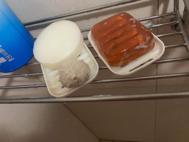 妈妈在网路PO上女儿得意作品「贡丸肥皂」，其造型也笑翻一票网友表示「新竹人洗法」。（翻摄自脸书路上观察学院/网友陈小姐授权提供）