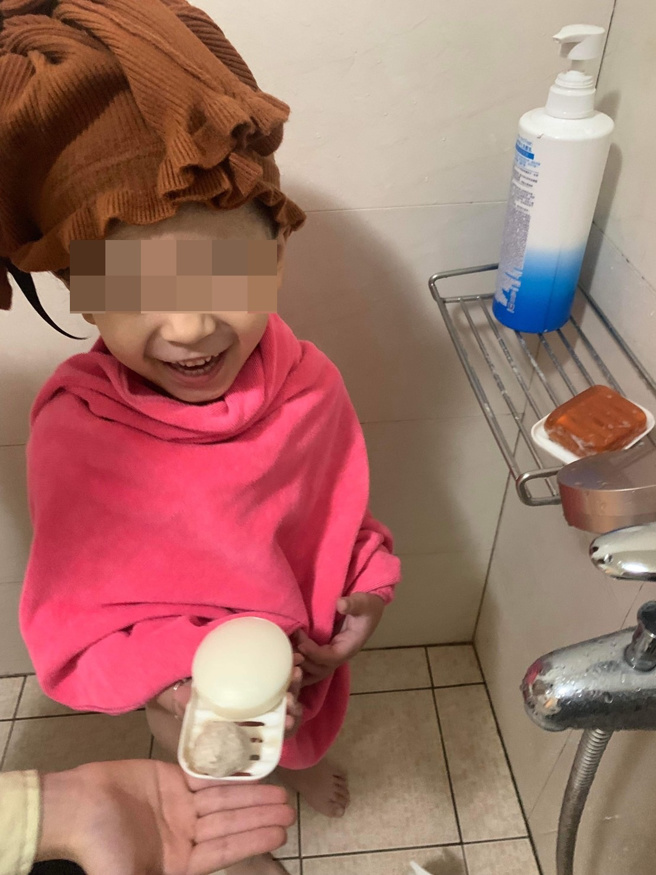 妈妈在网路PO上女儿得意作品「贡丸肥皂」，其造型也笑翻一票网友表示「新竹人洗法」。（翻摄自脸书路上观察学院/网友陈小姐授权提供）