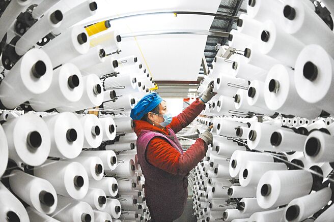 IMF预测，全球2023年经济成长将不如2022年，唯独中国大陆受惠解封政策，去年经济成长3.0％，今年预估上扬至5.4％。图／新华社