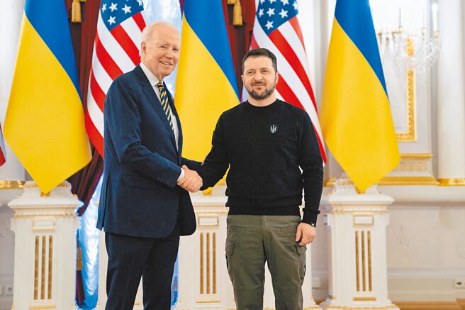 美国总统拜登（左）突访乌克兰，与乌国总统泽伦斯基连袂现身首都基辅。图／路透