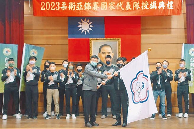 体育署副署长林哲宏（前排左）亲自授旗予台湾柔术总会理事长蔡坤龙（前排右）及选手，期许旗开得胜为国争光。图／谢易晏