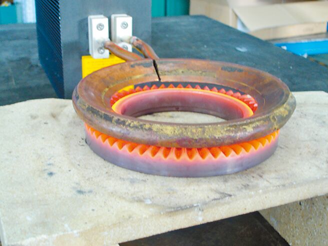 大宪利用客制化感应线圈进行齿轮硬化热处理更精密。图／业者提供
