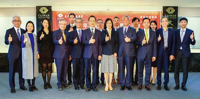 「111年度权证发行人奖励活动」颁奖典礼，包括群益金鼎证券董事长王浚智（前排左四起）、中国信托证券董事长陆子元、证交所总经理简立忠、证期局副局长高晶萍、券商公会理事长陈俊宏、康和证券董事长郑大宇，以及券商公会新金融商品委员会召集人吴仁杰等一同出席。图／证交所提供