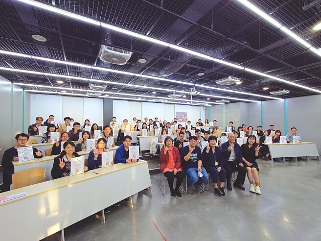 有256位社区药师取得社区药局实习指导药师合格证书。图／周荣发