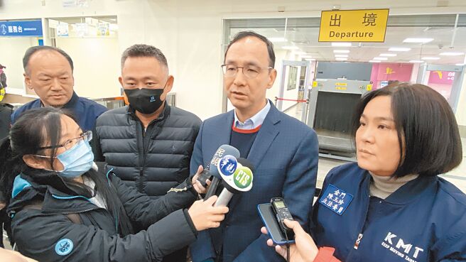 国民党主席朱立伦（右二）20日赴金门关心小三通復航状况，联访时针对郭侯民调落后与大局条款做出回应。（于家麒摄）