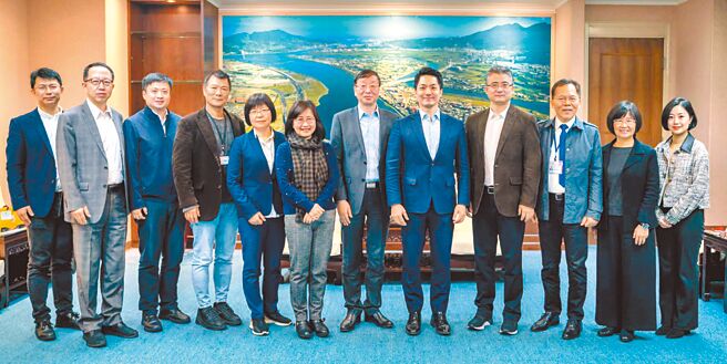 台北市长蒋万安（右五）20日在市政府接见来访的上海市台办副主任李骁东（右四）一行人，双方互赠纪念品并进行会谈。（台北市政府提供）