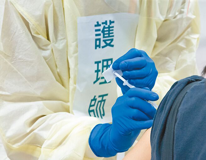 卫福部照护司今年公告将多个科别整併为「临床科」，引发专科护理师群起抗议，眼见舆论发酵，照护司改口今年6月底重新公告修订条文。图为护理师替民眾注射疫苗。（本报资料照片）