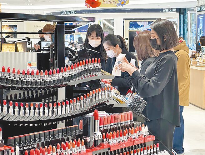 室内免戴口罩新制昨上路第一天，百货不会强制消费者戴口罩，也让沉寂许久的唇彩类商品买气开始回温。（陈怡诚摄）