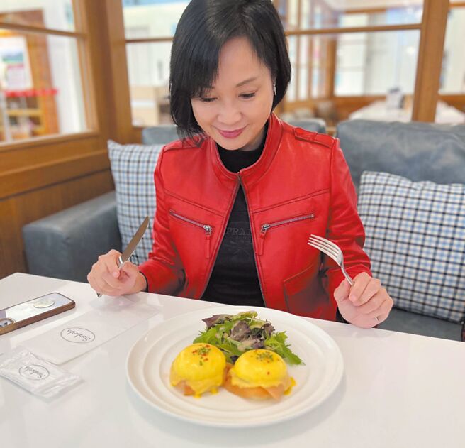 国民党智库执行长柯志恩20日感慨，「现在要吃到这样满满的班尼迪克蛋早餐似乎已不太可能」，怒批政府与其花心思演戏给国人看，还不如尽快提出稳定蛋价的具体办法。（摘自柯志恩脸书／柯宗纬高雄传真）