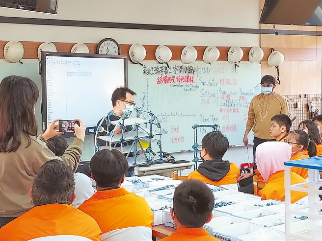 瑞芳高工空间测绘科涵盖营建、测绘和防灾等专业技能，校方首创双语地震防灾课程，期许学子未来在国际救灾中发挥关键力量。（新北市教育局提供／陈慰慈新北传真）