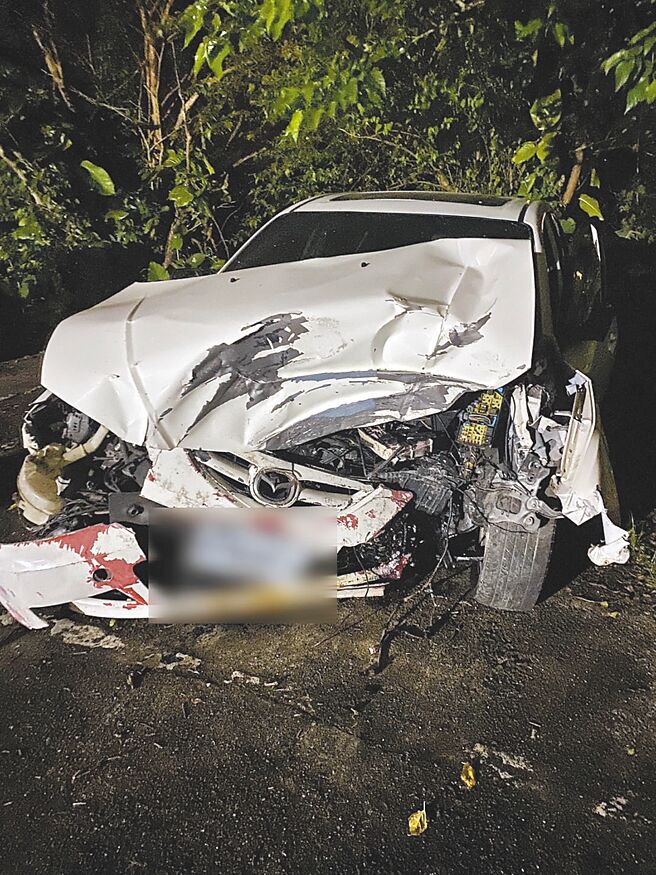 宜兰县头城镇新兴路20日凌晨1时许发生一起死亡交通事故，导致52岁林姓男驾驶自撞桥墩，与44岁沈姓男乘客双双不治身亡。（宜兰县警察局礁溪分局提供／吴佩蓉宜兰传真）