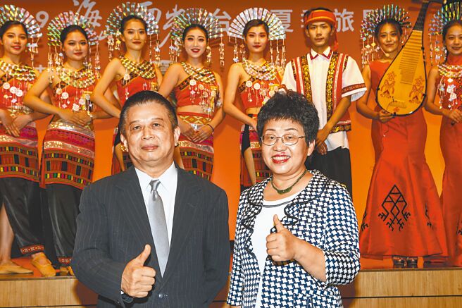 两岸恢復民间交流的氛围下，重启观光旅游是一大重点。图为海峡两岸台北夏季旅展，品保协会理事长许晋睿（左）及海旅会主任任佳燕（右）出席宣传。（本报资料照片）