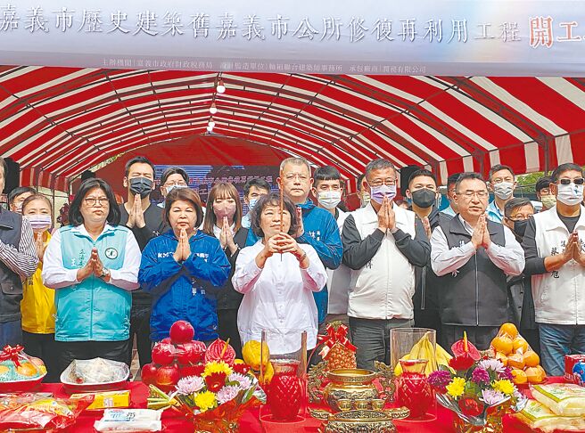 歷史建築舊嘉義市公所修復工程20日舉行動工祈福，市長黃敏惠（左三）偕各界人士祈求工程順利。（廖素慧攝）