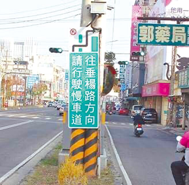 嘉义市吴凤南路、垂杨路口科技执法取缔违规右转案件多，用路人常忽略「转入慢车道」的交通标示。（嘉义市警察局提供／廖素慧嘉市传真）