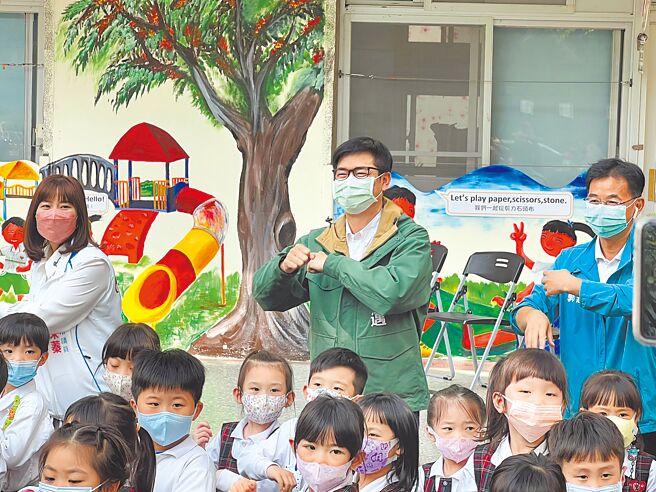 高雄市长陈其迈（后方中）20日视察前金幼儿园，宣布自今年7月起高雄市公立幼儿园全面开办延长照顾，费用每小时不超过50元，其余经费差额均由高市府负担，且1人即开班。（杨舒婷摄）