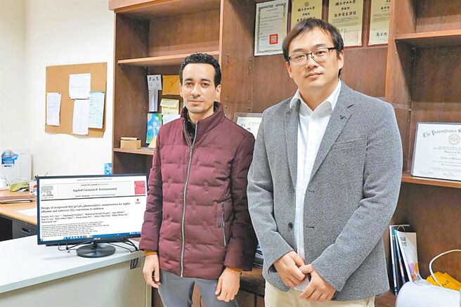 中山大学光电工程学系助理教授李炫锡（右）与博士班学生何莫善（左）的最新研究刊登于国际知名顶尖期刊。（国立中山大学提供／袁庭尧高雄传真）