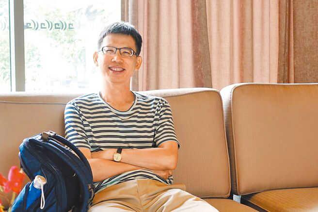 国立高雄大学资讯管理学系教授郭英峰形容自己是资深乡民，喜欢上网研究各种事物。（高雄大学提供／林瑞益高雄传真）